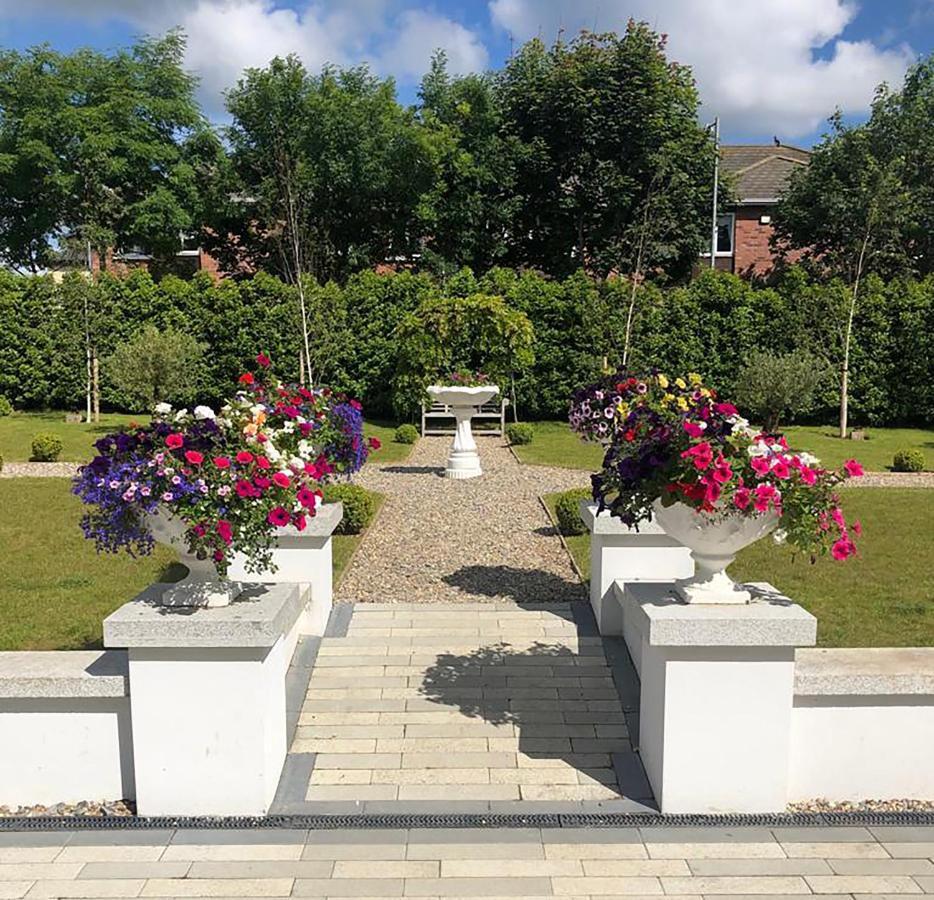 The Village Hotel, Bar And Restaurant Bettystown Exterior foto
